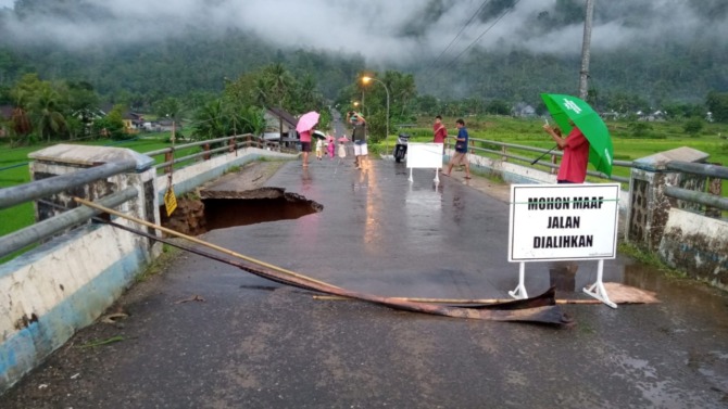 TERDAMPAK BENCANA: Perbaikan jembatan Cangkring menanti arus sungai Lorok surut. (DOKUMEN JAWA POS RADAR PACITAN)
