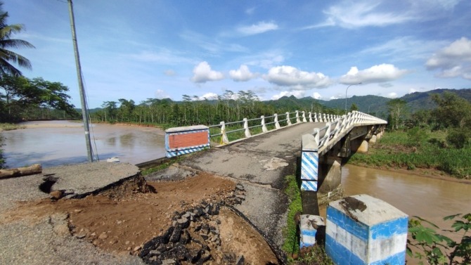 JEMBATAN DEMBO: Dua infrastruktur penghubung di Ngadirojo dan Sudimoro rusak parah diterjang luapan sungai Lorok. (SUGENG DWI N./JAWA POS RADAR PACITAN)