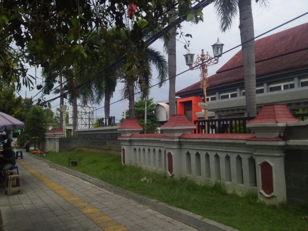 DIDUGA BODONG: Kabel fiber optik yang kendor di depan kantor DPRD Ngawi disinyalir tidak berizin. (NOBEL SAKTI/JAWA POS RADAR NGAWI)