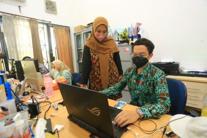 TUNGGU WAKTU: Pemerintah pusat bakal menghapus pegawai non-ASN November 2023 mendatang. Tak terkecuali ribuan pegawai di Pemkot Madiun. (ILUSTRASI/BAGAS BIMANTARA/JAWA POS RADAR MADIUN)