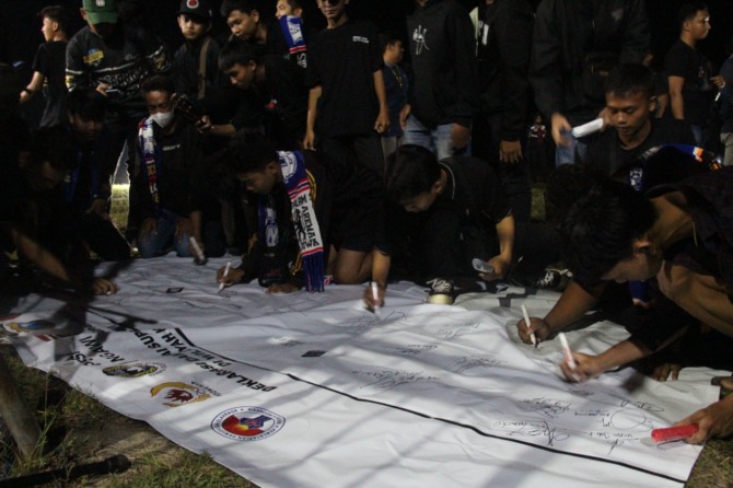 JANJI DAMAI: Sejumlah kelompok suporter di Ngawi berikrar untuk mengakhiri rivalitas. (ASEP SYAEFUL BACHRI/JAWA POS RADAR NGAWI)