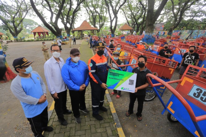 SIAGA KITA: Sejumlah petugas kebersihan dan penarik gerobak sampah mendapat jaminan asuransi dari Pemkot Madiun. (ILUSTRASI/BAGAS BIMANTARA/JAWA POS RADAR MADIUN)