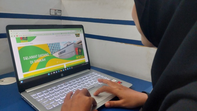 DIGITALISASI: Pasutri dapat mengakses situs SimkahWeb untuk mencetak kartu nikah digital. (RAHMA DWI LESTARI/JAWA POS RADAR MADIUN)