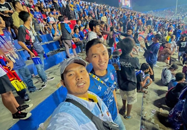 SELAMAT DARI MAUT: Gaza Aditya, warga Desa/Kecamatan Karangjati, Ngawi, selfie bersama dua temannya di tribun atas gate 10 Stadion Kanjuruhan, Sabtu lalu. (GAZA ADITYA UNTUK JAWA POS RADAR NGAWI)