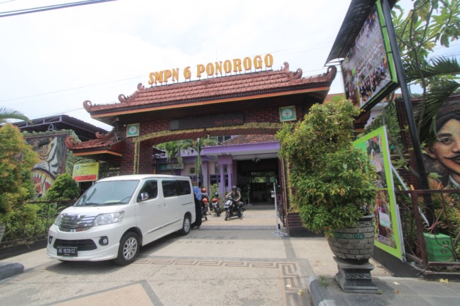 ATENSI: Wakil rakyat segera mengklarifikasi kabar iuran sukarela di SMPN 6 Ponorogo. (AJI PUTRA/JAWA POS RADAR PONOROGO)