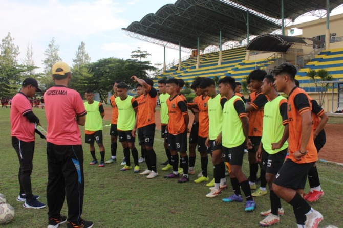 JELANG LIGA 3: Salah satu momen pertandingan Persekama vs Perspa di Stadion Pangeran Timoer kemarin (2/10). (PERSEKAMA FOR JAWA POS RADAR CARUBAN)