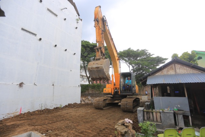 LEBIH CEPAT: Proyek normalisasi saluran air Kartini dari Jalan Pahlawan hingga Jalan Diponegoro diperkirakan selesai lebih cepat dari target. Per kemarin (12/10) progresnya 79 persen selesai atau surplus dua persen. (BAGAS BIMANTARA/JAWA POS RADAR MADIUN)