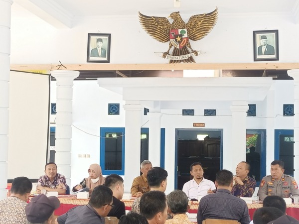 MUSYAWARAH: Rapat koordinasi penanganan dugaan pencemaran limbah dan potensi kerusakan lingkungan akibat penambangan tembaga yang dilakukan oleh PT GLI di Balai Desa Cokrokembang, Kecamatan Ngadirojo, Kamis (27/10) lalu. (HENGKY RISTANTO/RADAR PACITAN)