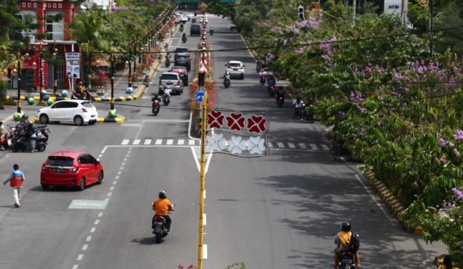 PERLU DITATA: Kawasan Pahlawan Street Center menjadi salah satu ruas jalan yang acap terjadi kepadatan kendaraan lantaran mobilitas pengguna jalan yang tinggi. (BAGAS BIMANTARA/JAWA POS RADAR MADIUN)