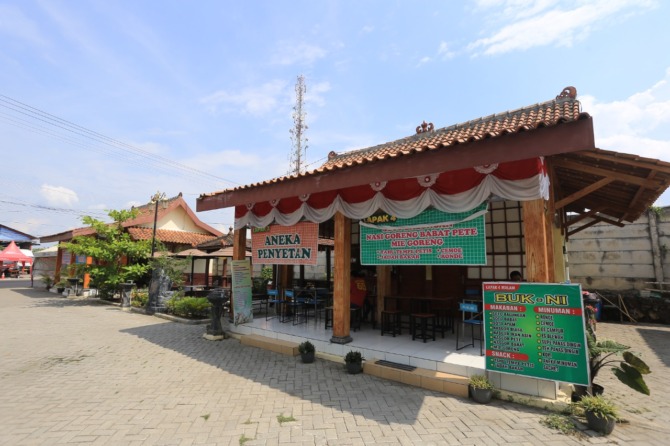 STRATEGIS: Lapak Kembul Sari berlokasi tak jauh dari Puskesmas Oro-Oro Ombo dan Terminal Purbaya Madiun. (BAGAS BIMANTARA/JAWA POS RADAR MADIUN)