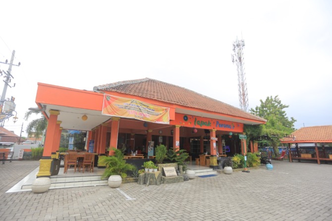 FAVORIT: Lapak Pesona di Kelurahan Madiun Lor selalu ramai pengunjung. (BAGAS BIMANTARA/JAWA POS RADAR MADIUN)