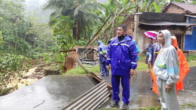 INVENTARISASI: Wabup Gagarin mengecek kerusakan infrastruktur yang terdampak bencana alam. Pemkab menyiapkan solusi penanganan jangka pendek dan panjang. (SUGENG DWI N./JAWA POS RADAR PACITAN)