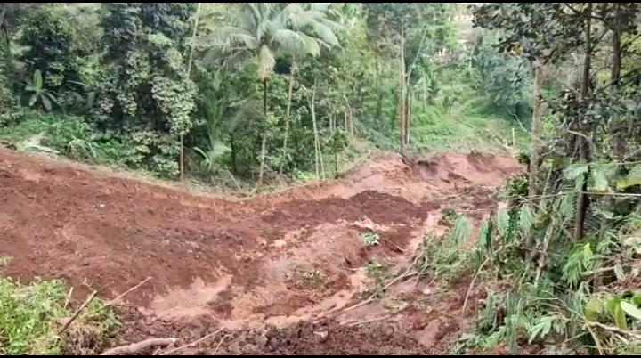 PUTUS: Empat Jalur Lingkar Telaga Ngebel Tertutup Material Longsor. (ISTIMEWA)