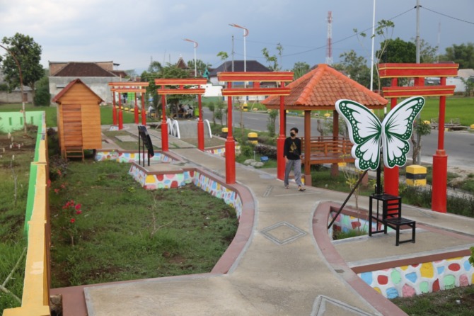 DONGKRAK EKONOMI: Proyek pembangunan kampung tematik di Kelurahan Manisrejo, Taman, telah rampung tahun ini. (BAGAS BIMANTARA/JAWA POS RADAR MADIUN)