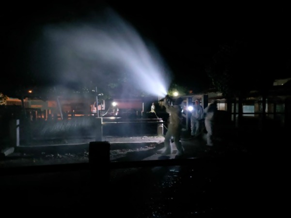 Ilustrasi Foto :  Petugas BPBD menyemprotkan cairan disinfektan mengenakan pakaian hazmat di Pasar Hewan Jetis beberapa waktu lalu. (Dokumen/JAWA POS RADAR PONOROGO)
