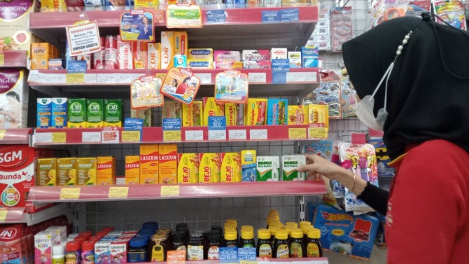 MASIH ADA: Salah satu toko modern di Magetan Kota kedapatan masih memajang berbagai produk obat sirup, kemarin (21/10). (NUR CAHYONO/JAWA POS RADAR MADIUN)
