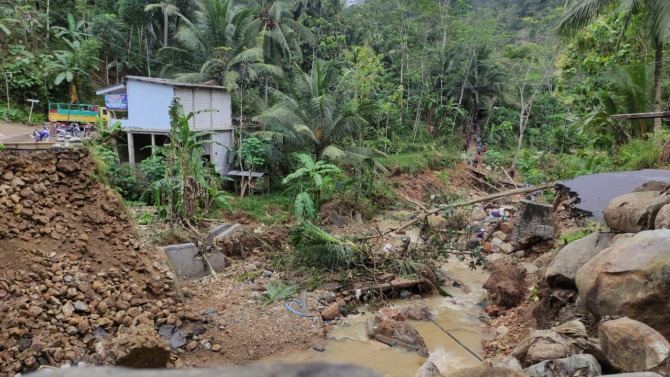 RUSAK PARAH: Jembatan di Sungai Cabe, Ngadirojo, rusak usai diterjang banjir bandang beberapa waktu lalu. (SUGENG DWI N./JAWA POS RADAR PACITAN)