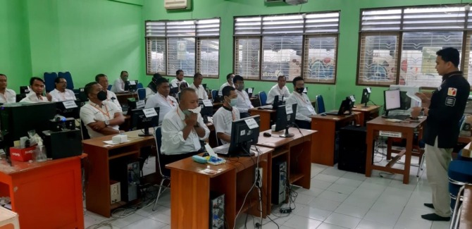 BERKURANG: Peserta seleksi calon panwascam mengikuti computer assisted test di ruang laboratorium SMKN 1 Kota Madiun, Sabtu (15/10) lalu. (ANGGIYAN BAYU/JAWA POS RADAR MADIUN)