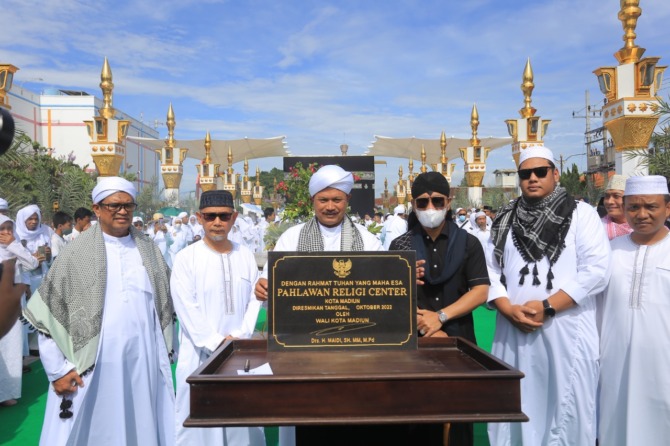 PENANDA: Wali Kota Madiun Maidi menandatangani prasasti peresmian kawasan Pahlawan Religi Center (PRC) kemarin (27/10). (BAGAS BIMANTARA/JAWA POS RADAR MADIUN)