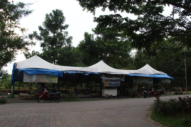 GUNDAH GULANA: Pedagang wisata Taman Candi berharap masih boleh berjualan bila aset tempatnya mencari nafkah diakuisisi Kemenhan. (ASEP SYAEFUL BACHRI/JAWA POS RADAR NGAWI)