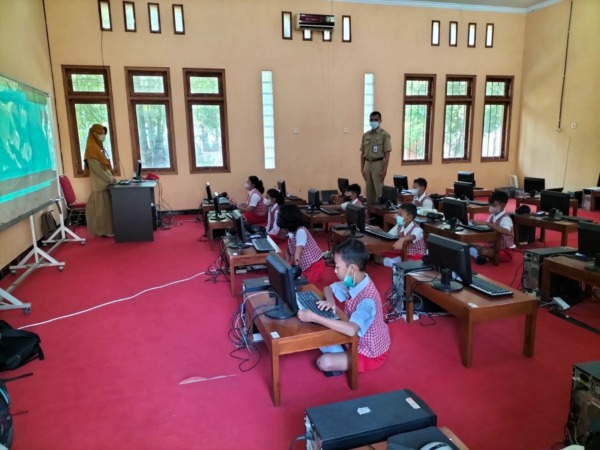 ASESMEN: Sejumlah siswa kelas V SDN Unggulan Magetan saat menjalani ANBK. (ISTIMEWA)