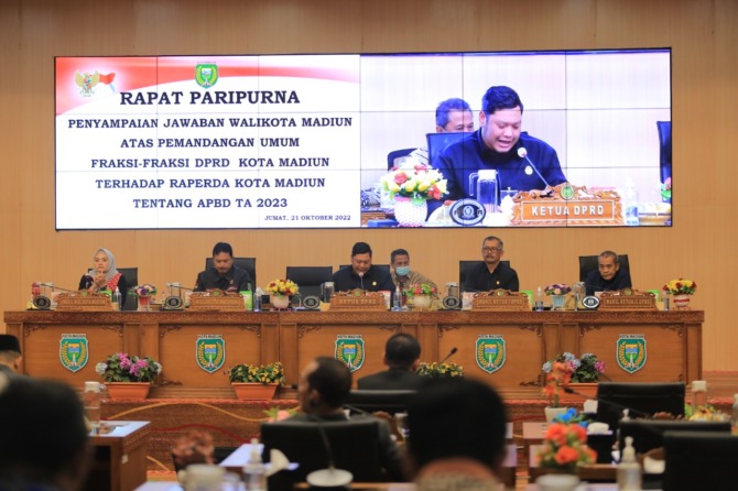 PENYEMPURNAAAN: Wali Kota Madiun Maidi menyampaikan jawaban atas pandangan umum fraksi-frkasi DPRD dalam rapat paripurna kemarin (21/10). (BAGAS BIMANTARA/JAWA POS RADAR MADIUN)