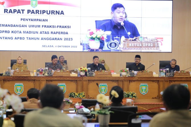 MITRA: Suasana rapat paripurna penyampaian pemandangan umum (PU) fraksi atas raperda APBD 2023 di DPRD Kota Madiun kemarin (4/10). (BAGAS BIMANTARA/JAWA POS RADAR MADIUN)