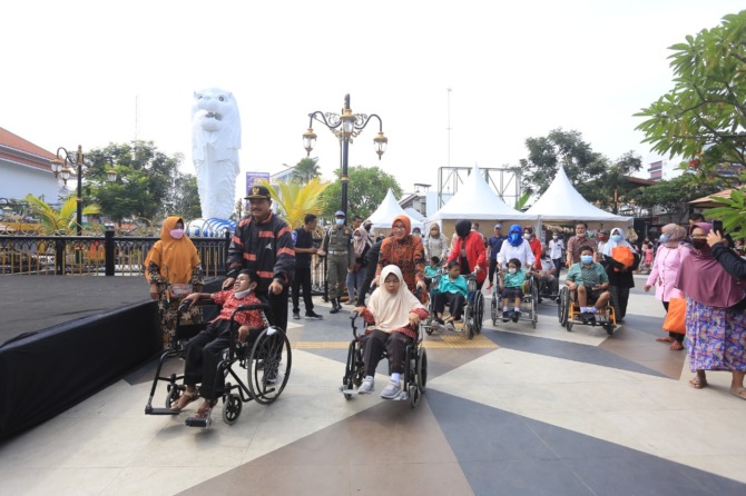 PRO-DISABILITAS: Wali Kota Madiun Maidi bersama Ketua TP PKK Kota Madiun Yuni Seryawati Maidi mengajak anak berkebutuhan khusus jalan-jalan di PSC. (BAGAS BIMANTARA/JAWA POS RADAR MADIUN)
