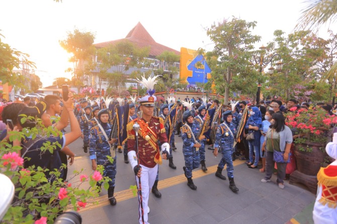 RUANG BEREKSPRESI: Pemkot mewadahi grup marching band serta kreasi PBB untuk unjuk kemampuan di hadapan masyarakat dan wisatawan di PSC. (BAGAS BIMANTARA/JAWA POS RADAR MADIUN)