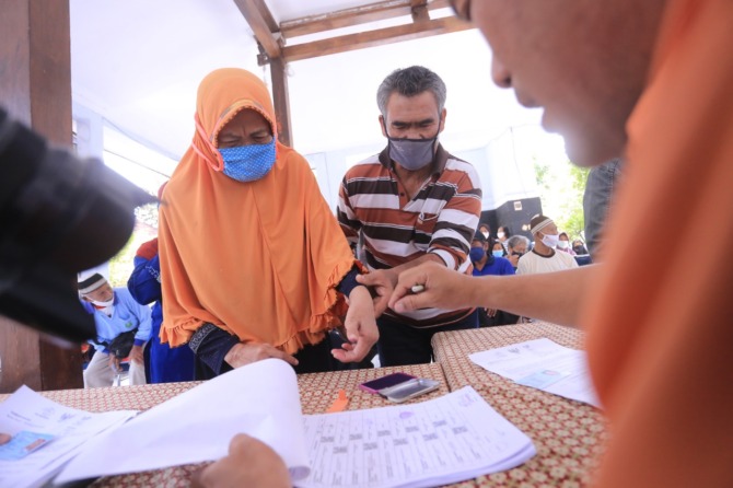 PENERIMA BANSOS: Dinas Sosial Kota Madiun bakal segera menyalurkan BLTD BBM untuk ribuan KPM dalam waktu dekat. (ILUSTRASI/BAGAS BIMANTARA/JAWA POS RADA MADIUN)