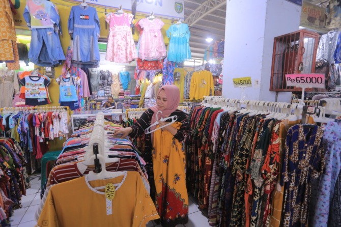 DIGITAL: Pemkot Madiun akan terapkan aplikasi jual-beli online kepada pedagang konveksi. (BAGAS BIMANTARA/JAWA POS RADAR MADIUN)