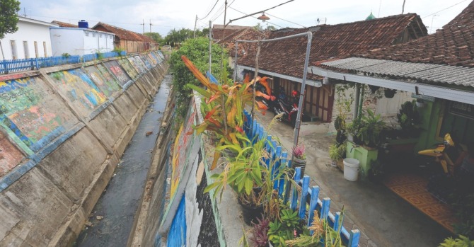 PR BESAR: Kondisi salah satu lingkungan di Kota Madiun yang butuh penataan kemarin (16/10). Pemkot Madiun terus berupaya menyediakan akses sanitasi yang layak dan aman untuk masyarakat. (ILUSTRASI/BAGAS BIMANTARA/JAWA POS RADAR MADIUN)