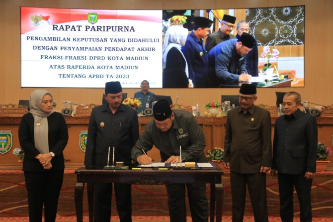 KOMITMEN BERSAMA: Wali Kota Maidi-Wawali Inda Raya (kiri) bersama pimpinan DPRD Kota Madiun (kanan) usai pengesahan APBD 2023 kemarin (24/10). (BAGAS BIMANTARA/JAWA POS RADAR MADIUN)