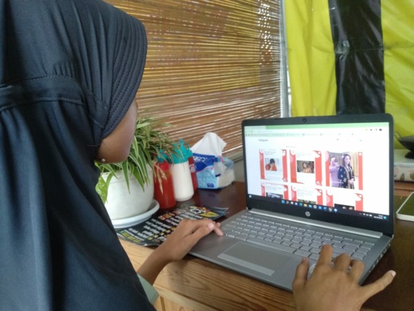 MEDSOS: Seorang remaja sedang asyik berselancar di Instagram. (RAHMA DWI LESTARI/JAWA POS RADAR MADIUN)