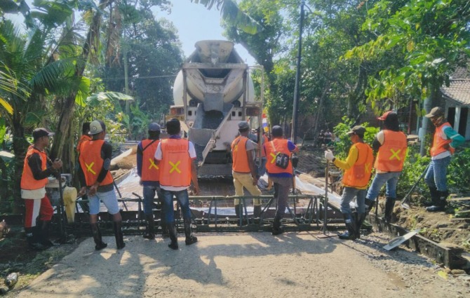 EKSTRAWASPADA: Musim hujan menjadi kendala proyek peningkatan dan pemeliharaan jalan. (ISTIMEWA)