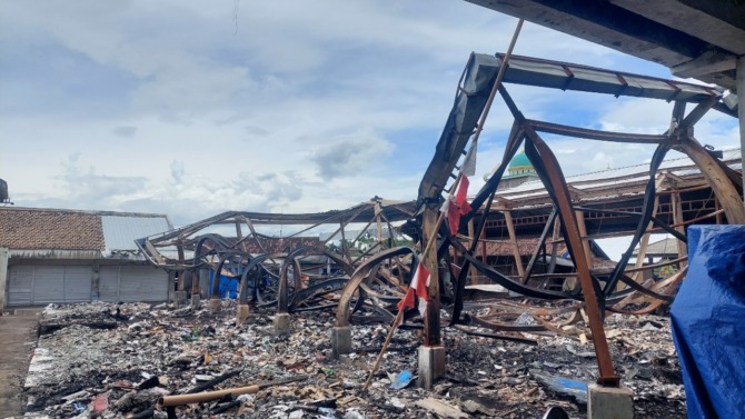 MASIH MISTERI: Kondisi puing-piung sisa kebakaran Pasar Dungus kemarin (25/10). Penyebab kebakaran pada Minggu (4/9) lalu hingga kini belum diketahui. (DIAN RAHAYU/JAWA POS RADAR CARUBAN)