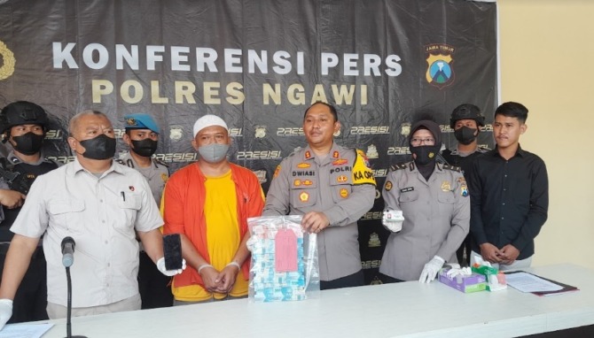 KENA BATUNYA: DS, tersangka pemerasan Kades Sambirejo, dirilis di Mapolres Ngawi kemarin.(NOBEL SAKTI/JAWA POS RADAR NGAWI)