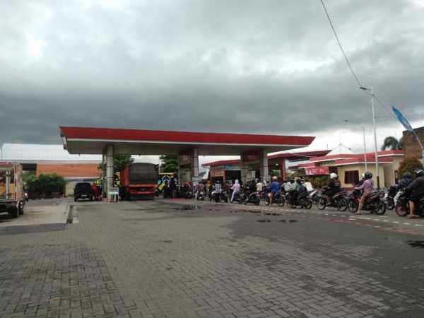 TETAP ANTRE: Penurunan harga beberapa jenis BBM nonsubsidi tak mengurangi permintaan pertalite salah satu SPBU di Kota Madiun. (RAHMA DWI LESTARI/JAWA POS RADAR MADIUN)