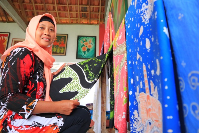 ORISINAL: Yayuk mengombinasikan gaya abstrak dalam setiap batik pace gubahannya. (SUGENG DWI N./JAWA POS RADAR PACITAN)