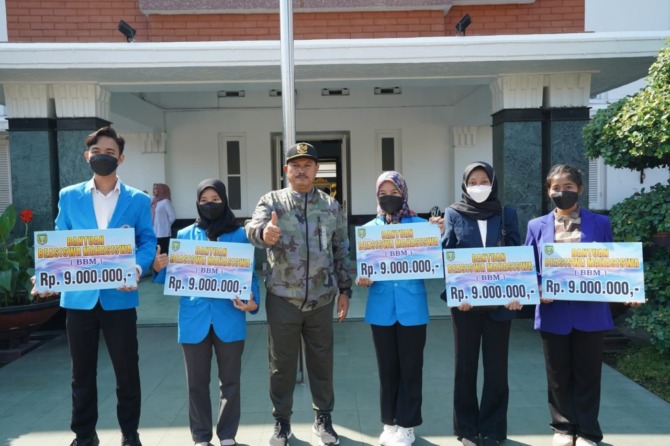 PEDULI: Wali Kota Maidi memberikan bantuan beasiswa mahasiswa (BBM) di Balai Kota Madiun. (WS HENDRO FOR JAWA POS RADAR MADIUN)
