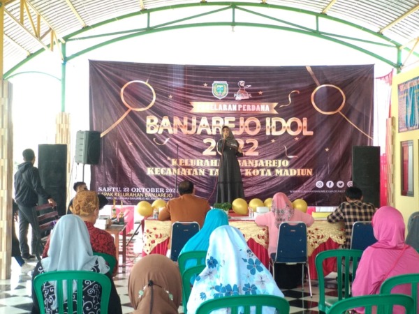 UNJUK BAKAT: Salah seorang peserta kategori remaja saat tampil di panggung. (RAHMA DWI LESTARI/JAWA POS RADAR MADIUN)