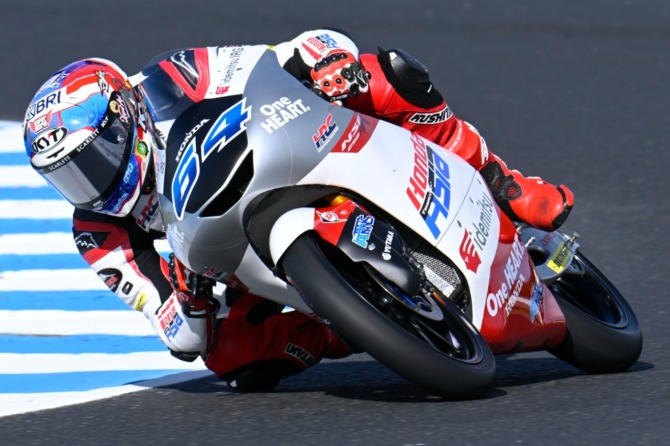 KURANG BERUNTUNG: Mario Suryo Aji saat melakoni balapan di Phillip Island, akhir pekan lalu. (HONDA TEAM ASIA)