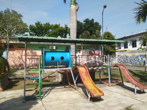 KUSAM: Beberapa fasilitas bermain anak di Taman Demangan Kota Madiun terlihat sudah kusam dan berkarat. (RAHMA DWI LESTARI/JAWA POS RADAR MADIUN)