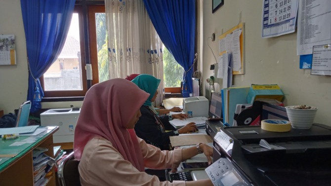 GIAT: Pegawai honorer di salah satu OPD tengah sibuk bekerja. (NUR CAHYONO/JAWA POS RADAR MAGETAN)