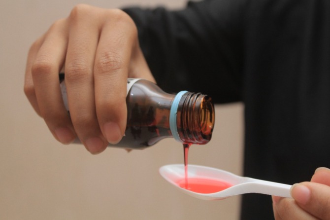 SIRUP: IDAI menerbitkan imbauan bagi rumah sakit dan tenaga kesehatan untuk menghentikan peresepan obat sirup yang diduga terkontaminasi etilen glikol (EG) atau dietilen glikol (DG). (ILUSTRASI: AJI PUTRA/ JAWA POS RADAR PONOROGO)