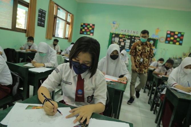 KBM: Sejumlah siswa salah satu SD sedang belajar di kelas. Permendikbudristek tentang seragam pakaian adat siswa SD dan SMP belum diterapkan di Kota Madiun. (BAGAS BIMANTARA/JAWA POS RADAR MADIUN)