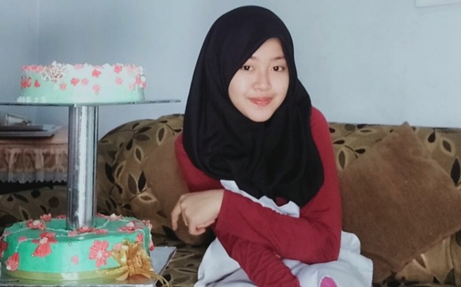 MANDIRI: Syabrina Najah Habsy menunjukkan kue tar hasil olahannya. (SYABRINA NAJAH HABSY FOR JAWA POS RADAR MADIUN)