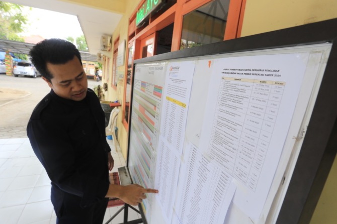 PENUHI SYARAT: Bawaslu Kota Madiun mengumumkan calon panwascam yang lolos seleksi administrasi kemarin (13/10). (BAGAS BIMANTARA/JAWA POS RADAR MADIUN)