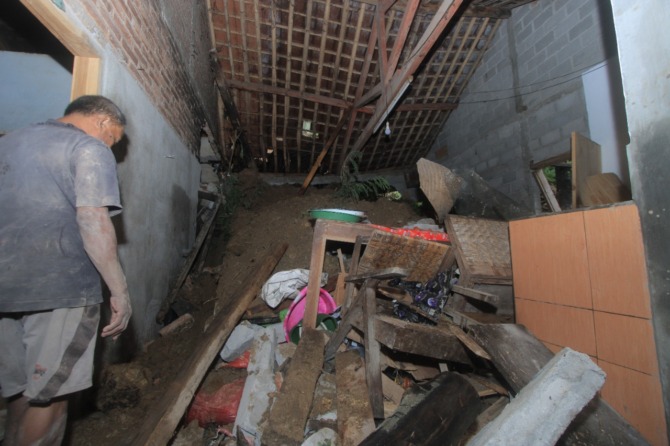 RUSAK PARAH: Rumah Slamet, warga Desa Jurug, Sooko tertimpa material longsor kemarin. (AJI PUTRA/JAWA POS RADAR PONOROGO)