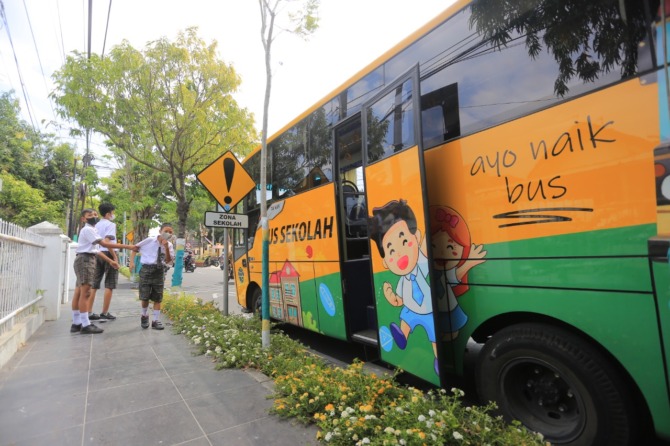 ANGKUTAN GRATIS: Pemkot Madiun berencana menambah dua armada bus ASG untuk memfasilitasi antar-jemput pelajar tahun ini. Upaya tersebut sebagai salah satu cara menekan angka lalu lintas yang melibatkan pelajar. (BAGAS BIMANTARA/JAWA POS RADAR MADIUN)